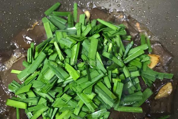 韭菜炒鸭血的做法图解11