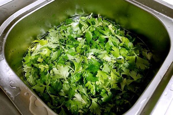 凉拌芹菜叶的做法图解2