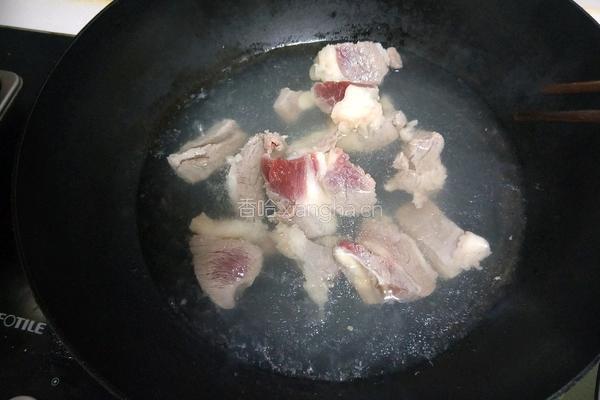 牛肉炖西红柿木耳的做法图解1