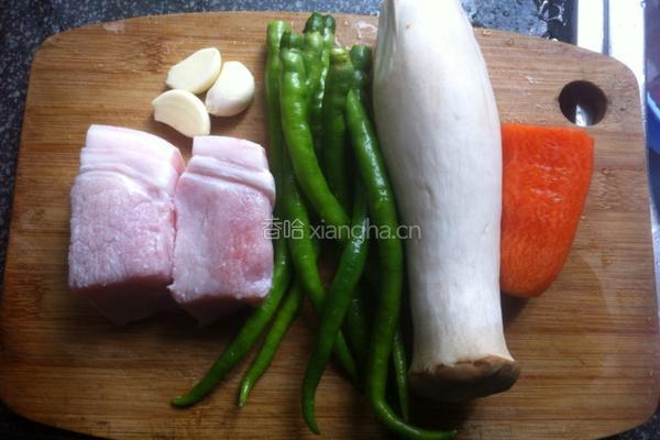 杏鲍菇炒肉的做法图解1