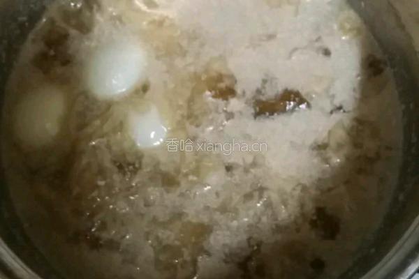 桃胶雪燕皂角米银耳椰浆鹌鹑蛋甜汤的做法图解6