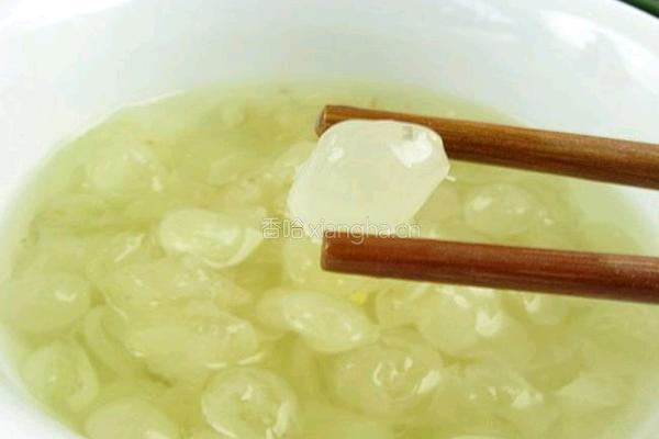 桃胶雪燕皂角米银耳椰浆鹌鹑蛋甜汤的做法图解2