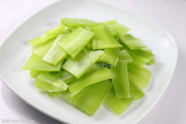 凉拌莴笋片的做法图解1