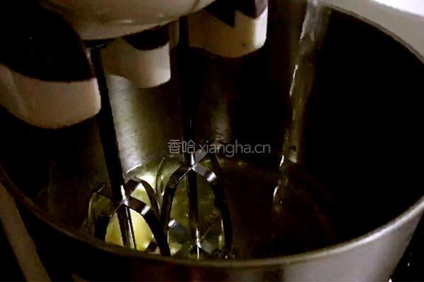 戚风蛋糕的做法图解2
