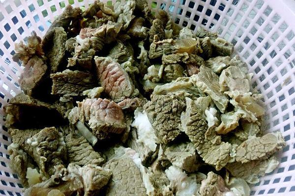 瓦罐牛肉的做法图解1