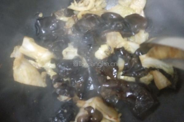 木耳炒白菜片的做法图解6