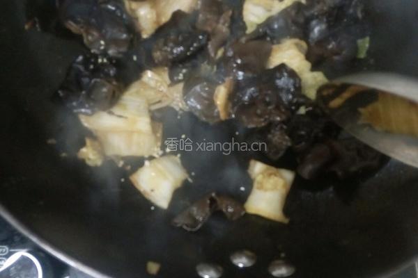 木耳炒白菜片的做法图解8