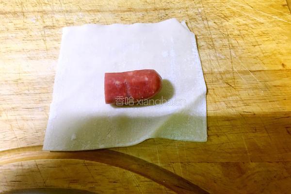 馄饨皮烤香肠的做法图解2