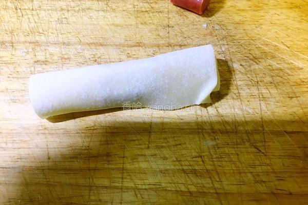 馄饨皮烤香肠的做法图解3