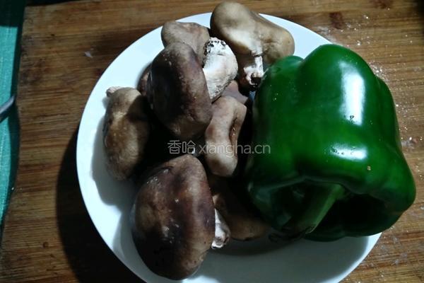 香菇炒圆椒的做法图解2