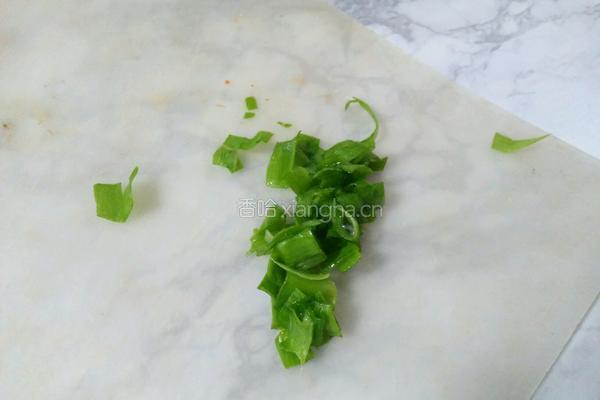 鸡蛋炒馒头丁的做法图解2