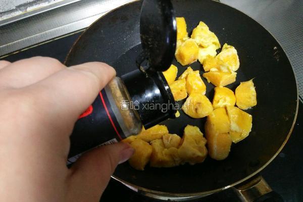 鸡蛋炒馒头丁的做法图解7