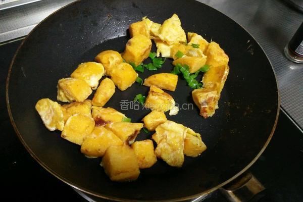 鸡蛋炒馒头丁的做法图解8