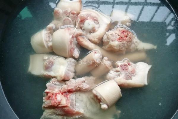 甘蔗玉米红罗卜猪尾汤的做法图解2