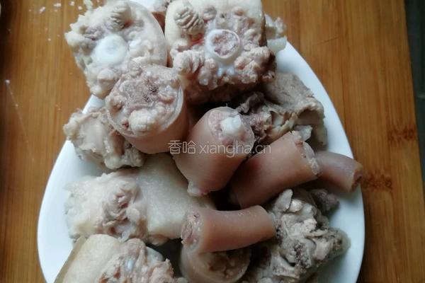 甘蔗玉米红罗卜猪尾汤的做法图解3