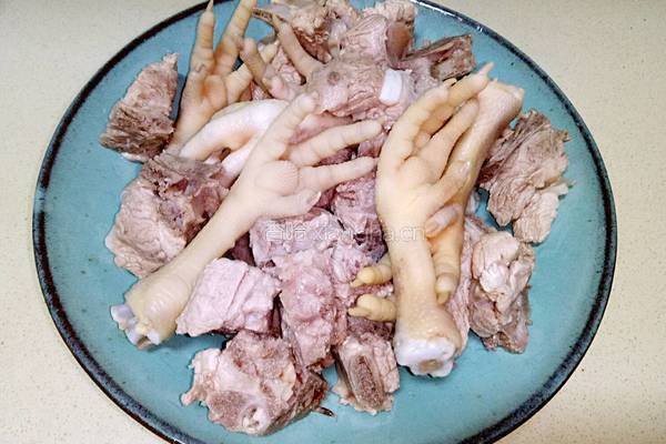 茶树菇排骨鸡爪汤的做法图解3