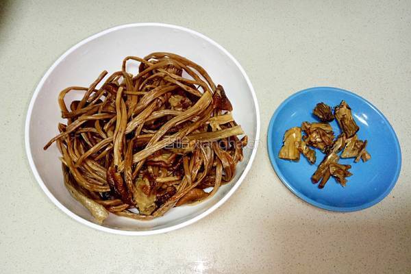 茶树菇排骨鸡爪汤的做法图解4