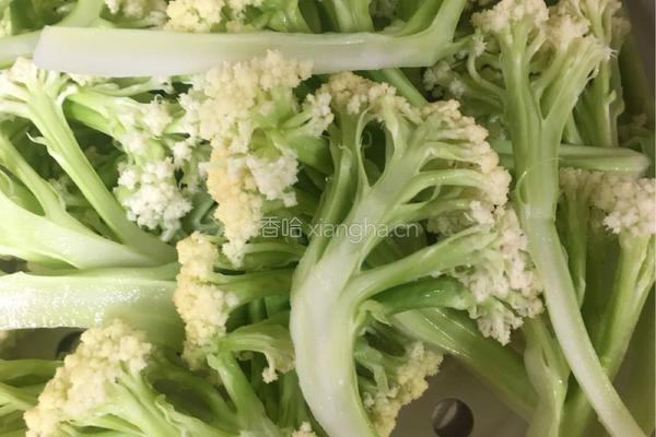 虾皮炒花菜的做法图解2