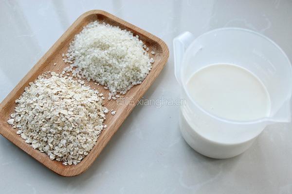 牛奶燕麦粥的做法图解1