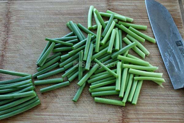 蒜苔炒腊肉的做法图解3