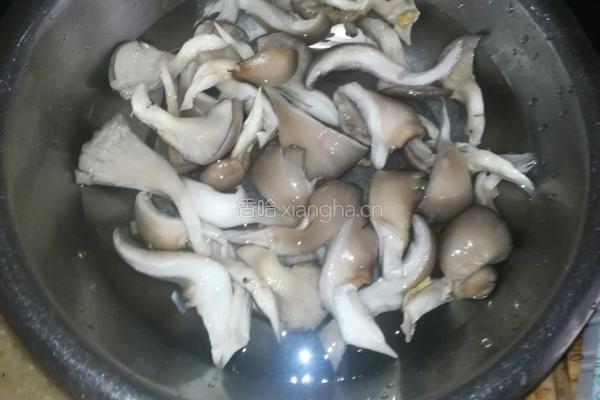 黄腊丁平菇豆腐汤的做法图解2