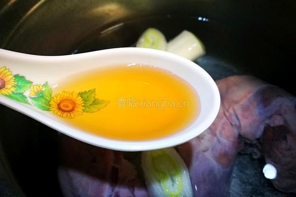 香烤黑椒猪舌的做法图解1