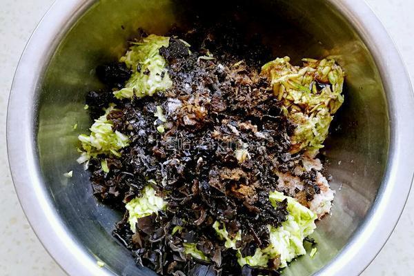 西葫芦木耳馅饺子的做法图解7