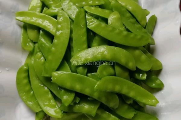 荷兰豆炒腊肉的做法图解3