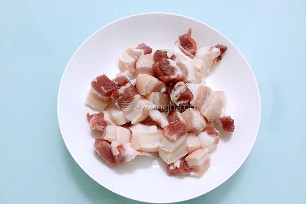 红烧肉炖土豆的做法图解1
