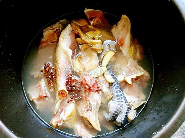 加水至于肉齐平或多一点
