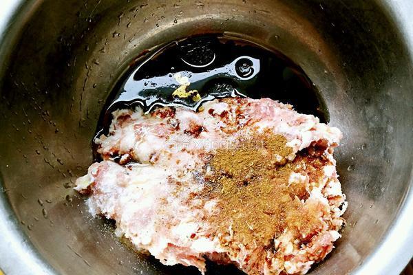 猪肉芹菜馅饺子的做法图解4