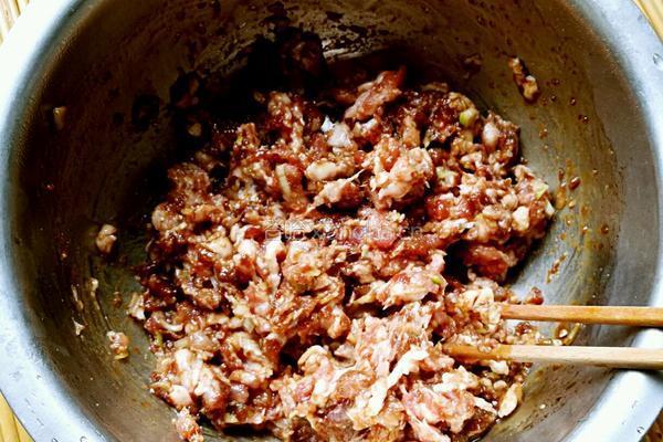 猪肉芹菜馅饺子的做法图解5
