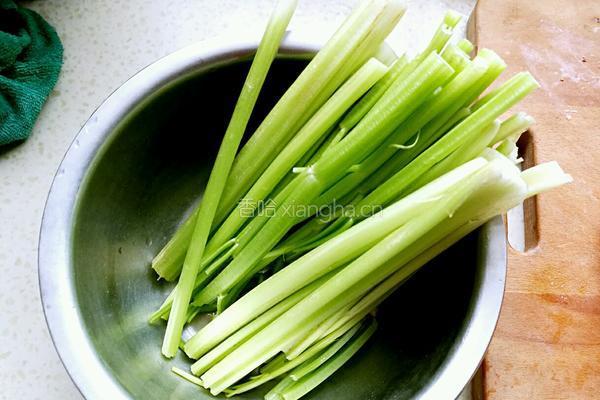猪肉芹菜馅饺子的做法图解6