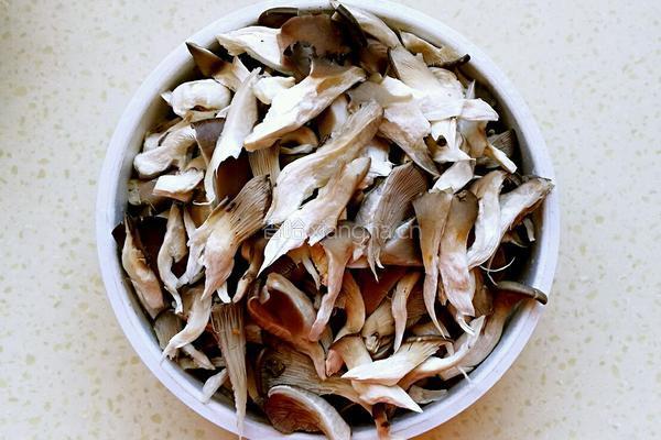 肉片炒蘑菇的做法图解1