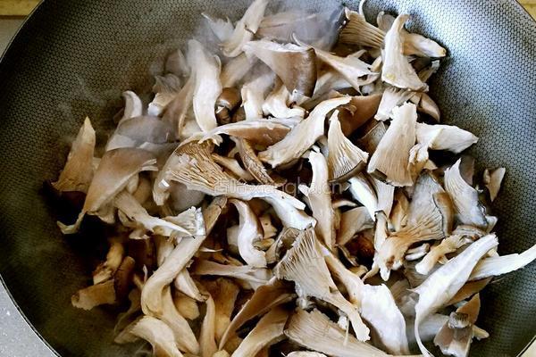 肉片炒蘑菇的做法图解7