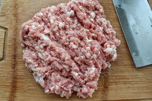 猪肉酸菜水饺的做法图解2