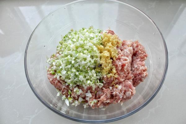 猪肉酸菜水饺的做法图解3