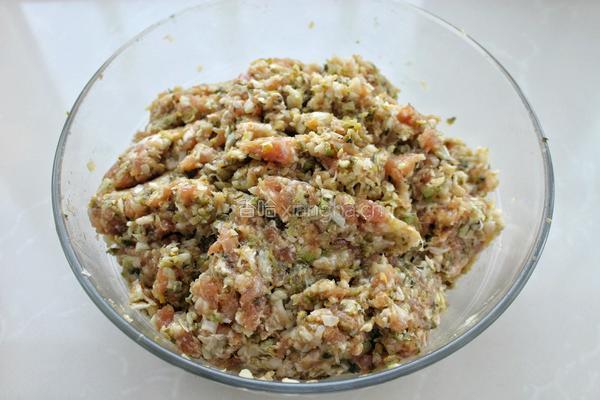 猪肉酸菜水饺的做法图解6