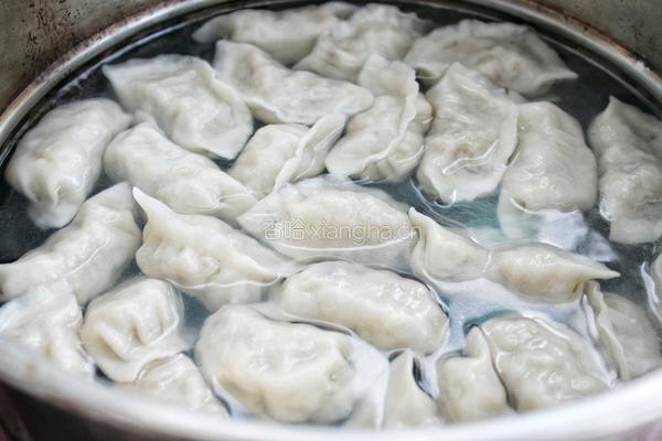 猪肉酸菜水饺的做法图解13