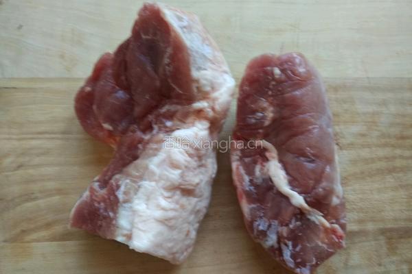丝瓜酥肉汤的做法图解1