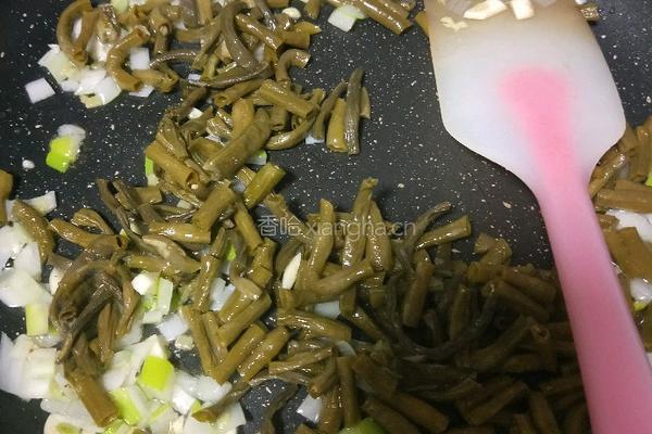 酸豆角腊肉焖饭的做法图解7