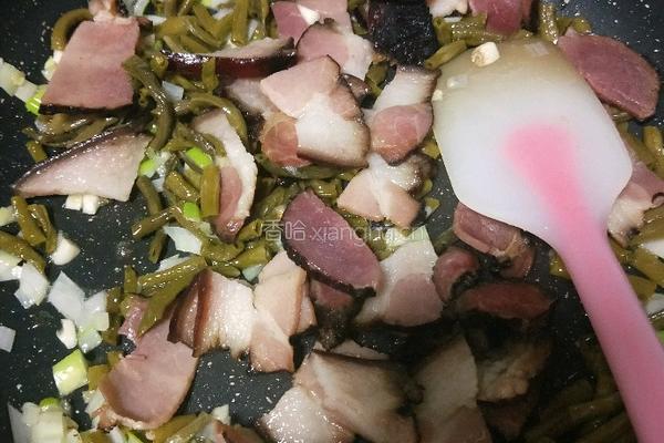 酸豆角腊肉焖饭的做法图解8