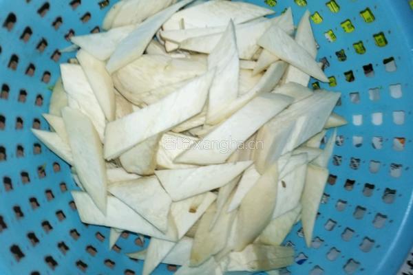杏鲍菇炒肉的做法图解1