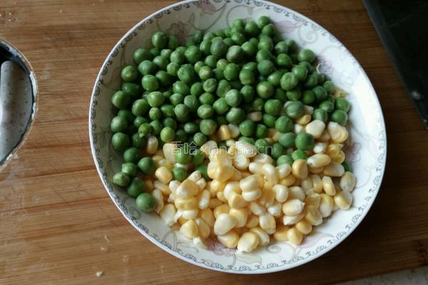 玉米豌豆炒肉的做法图解1