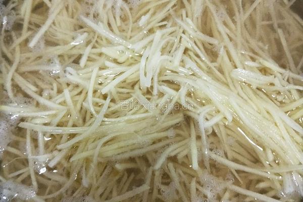 青椒炒土豆丝的做法图解2