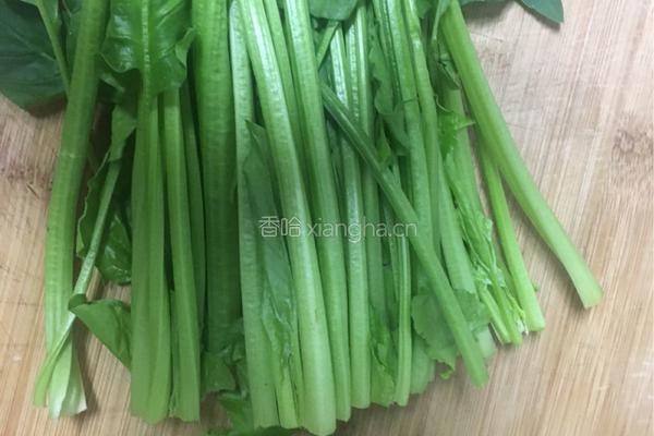 凉拌菠菜的做法图解2