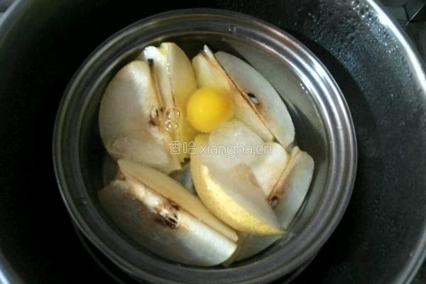冰糖雪梨蛋汤的做法图解2