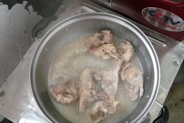 土豆炖排骨的做法图解1