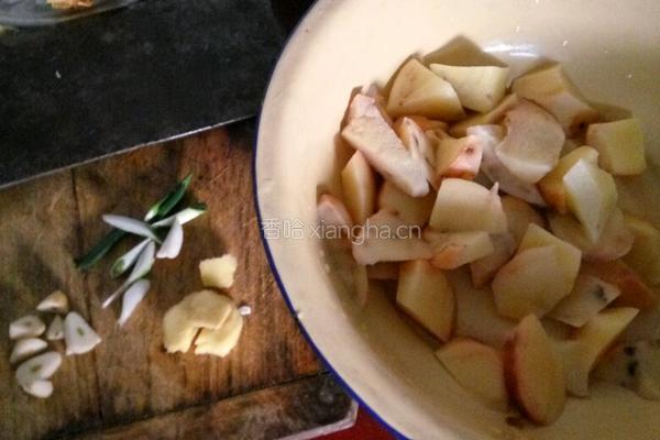 土豆炖排骨的做法图解2