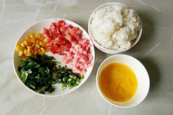 腊肠蛋炒饭的做法图解1